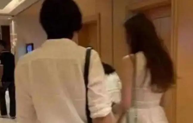 上海，一男子从浙江赶赴女子处嫖娼，竟在发生关系时，突然勒住女子脖子强行转账4万元