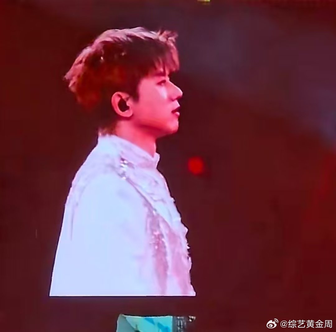 张杰大提琴版天下张杰鸟巢演唱会大提琴前奏太惊艳！张杰鸟巢演绎《天下》，深沉旋律勾