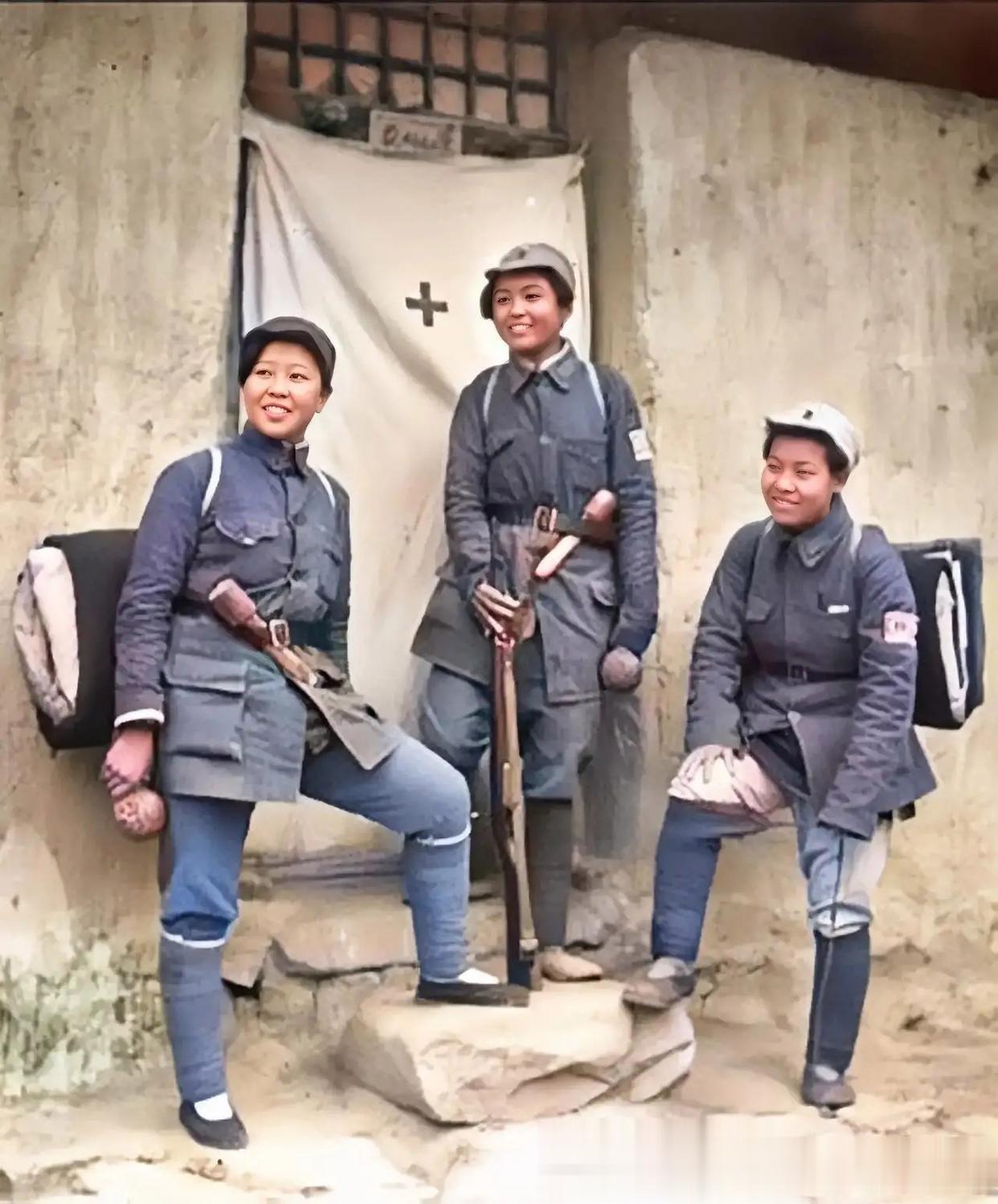这是抗日战争时期的八路军女兵的真实留影，照片中的这三位女八路是医疗兵，她们是从普