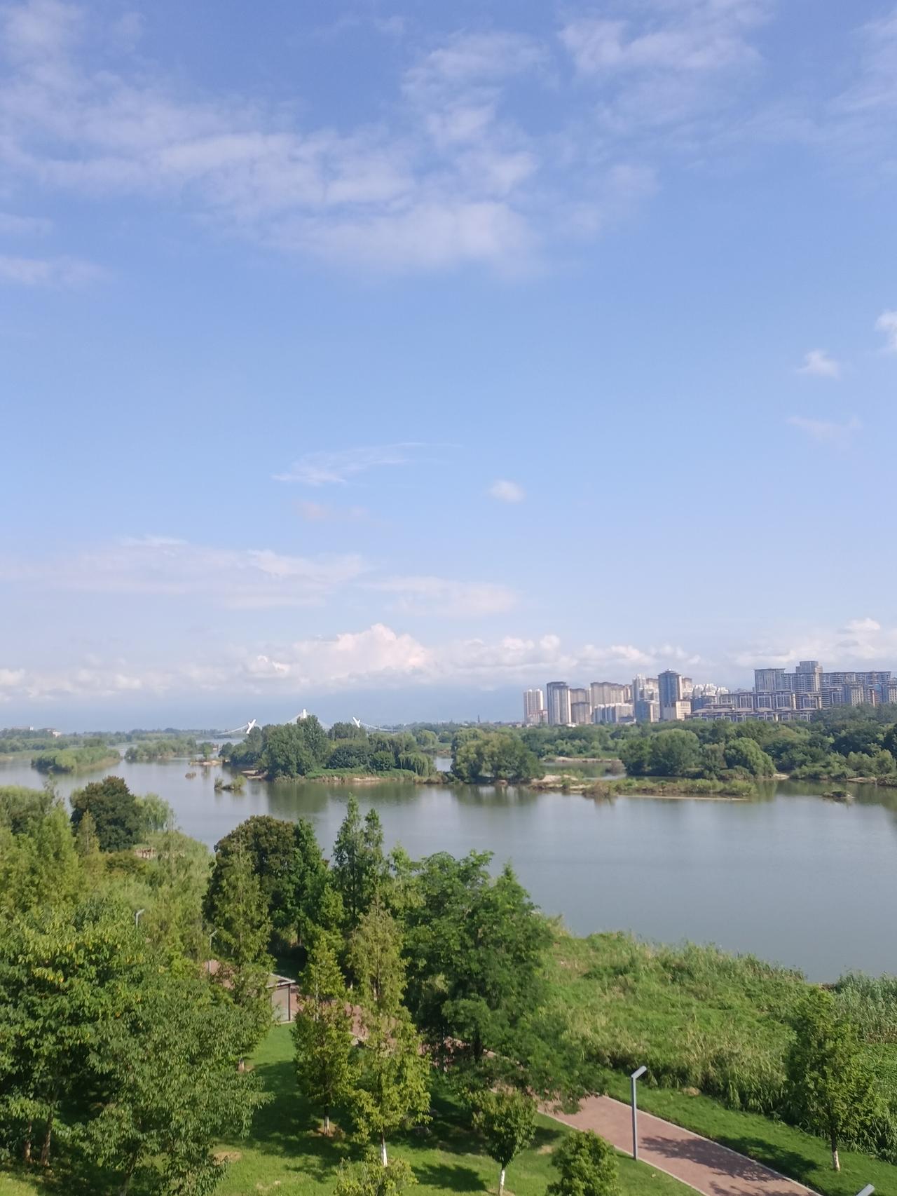 【夏之韵·以善护身心，海阔天空，心念回转】分享一张最近随手拍的照片。
一念织万象