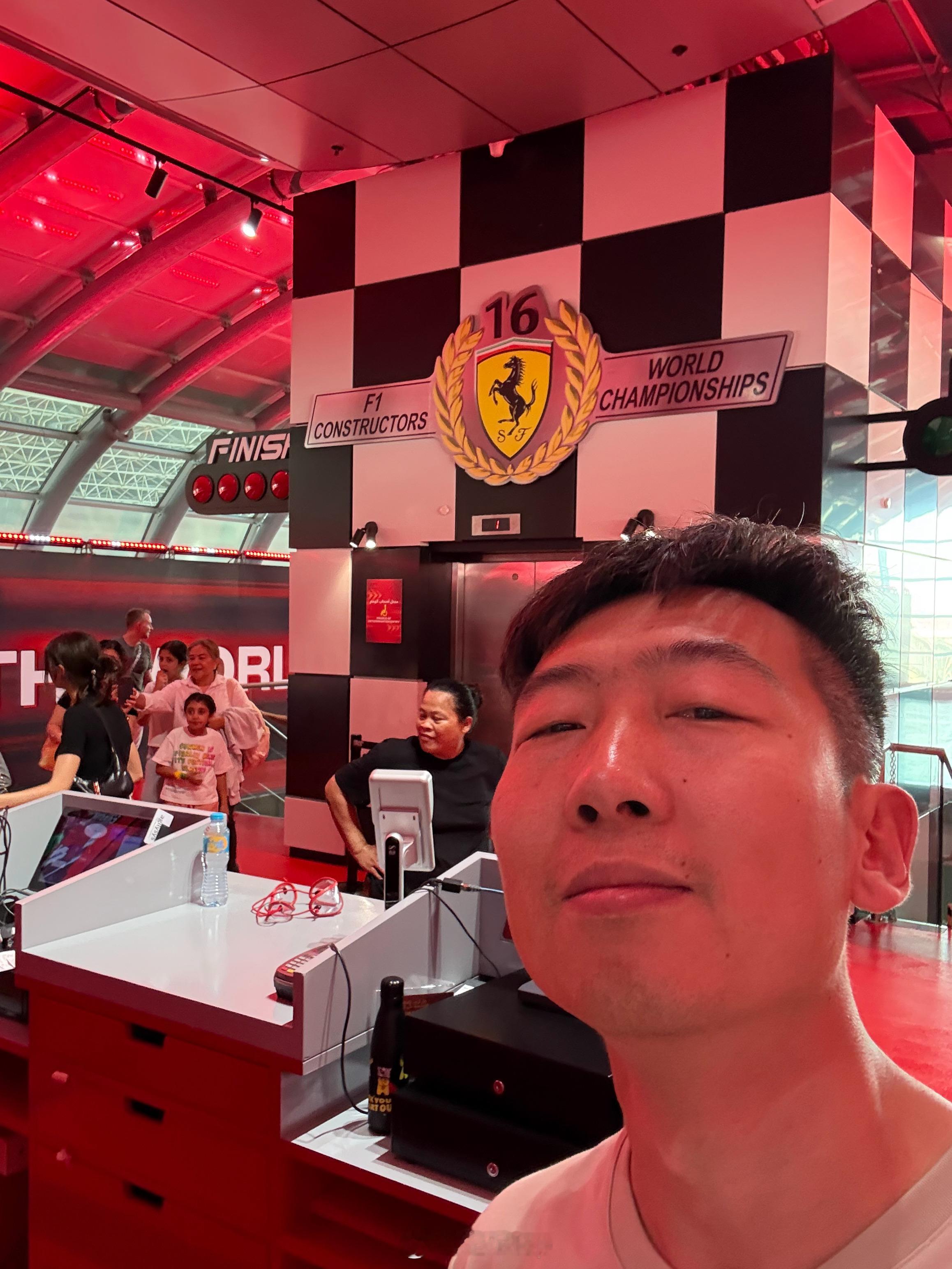 世界上最快的过山车坐完了，0-240公里/小时仅需4.9秒，发型乱了不值一提，现