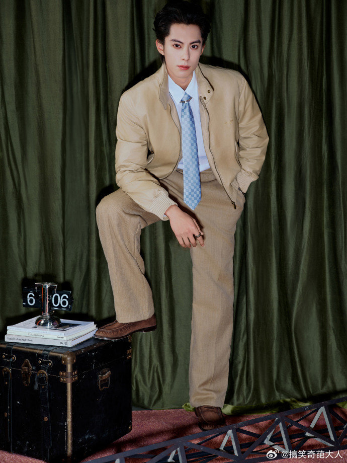 王鹤棣一秒进入看赛状态 这份观赛邀约请查收！王鹤棣谈起飞脚球就瞬间来劲，眼里藏不