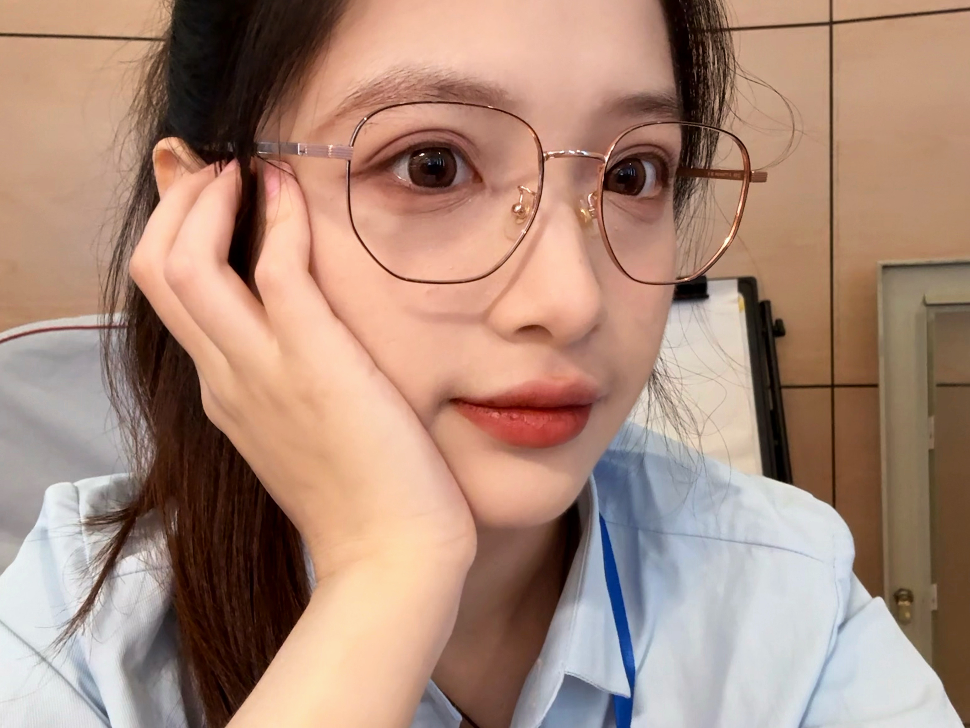 一觉醒来双眼皮变大了 