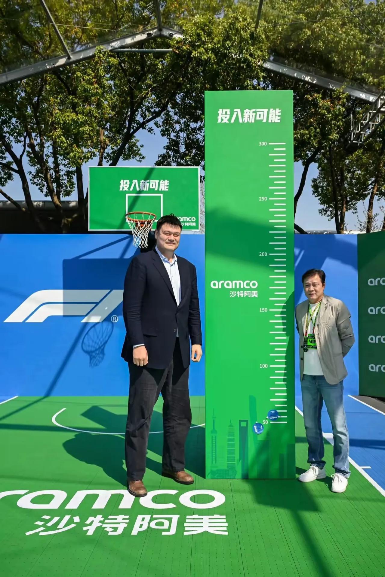 姚明到底有多高？奥尼尔公布的身高是2米16，从这张照片看，姚明比奥尼尔高出不止1