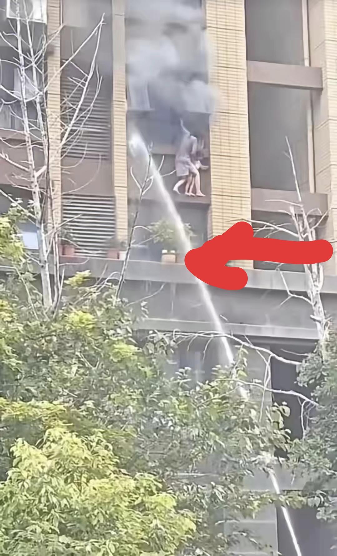 我端详着照片，越想越觉得遗憾，我把红色剪头画上了，从三楼那个地方出来一个人，横梁