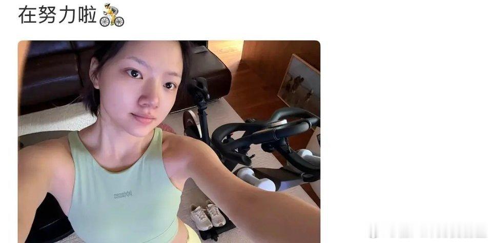 她不胖…但是头肩比不是很好？最吃亏的是脸型和鼻子…不要硬挤大美女赛道，演技还是有