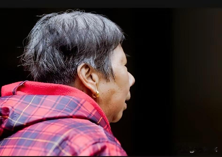 儿媳妇倒成了我们老两口的家长， 儿媳妇笑眯眯的，但是寸步不让，我们两口必须听她的