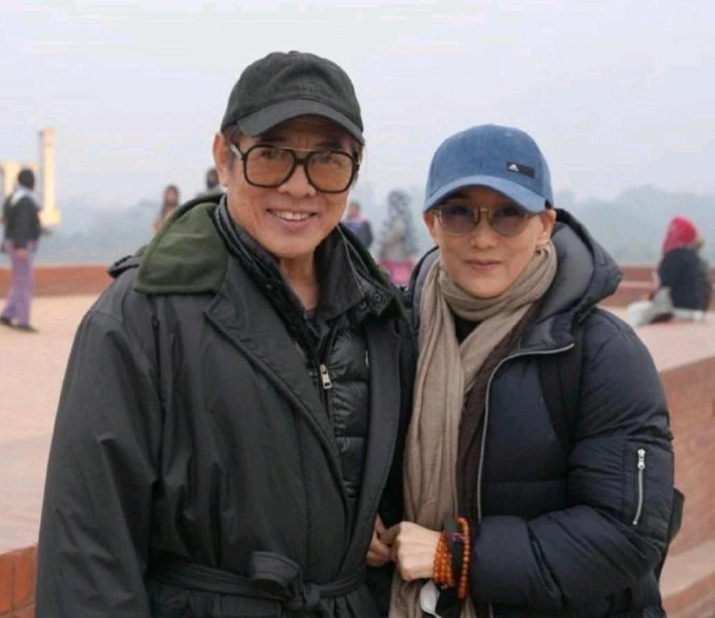 珍惜眼前人！昔日功夫巨星李连杰61岁晒与利智62岁近照。夫妇俩看上去状态都不错。