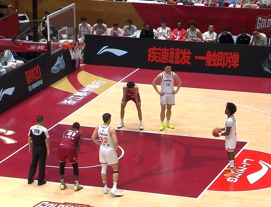 CBA惊魂一夜！两大豪门球队齐翻车，郭艾伦的证明之战
北京时间1月25日CBA比