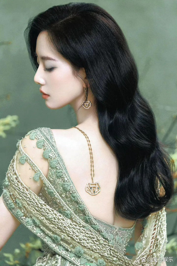 刘诗诗真的越来越有女人味了，温柔气质里多了几分成熟韵味，越看越迷人。 