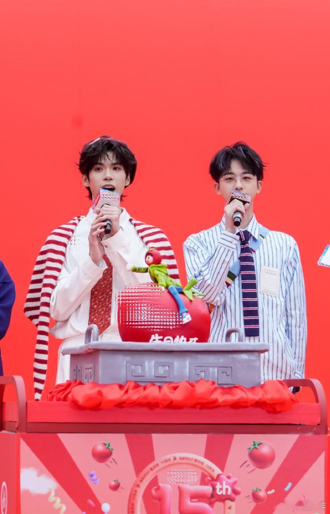 真有明星在海底捞过生日啊你们院人好抽象 打破对明星生日的固有想象！唐九洲、李晋晔