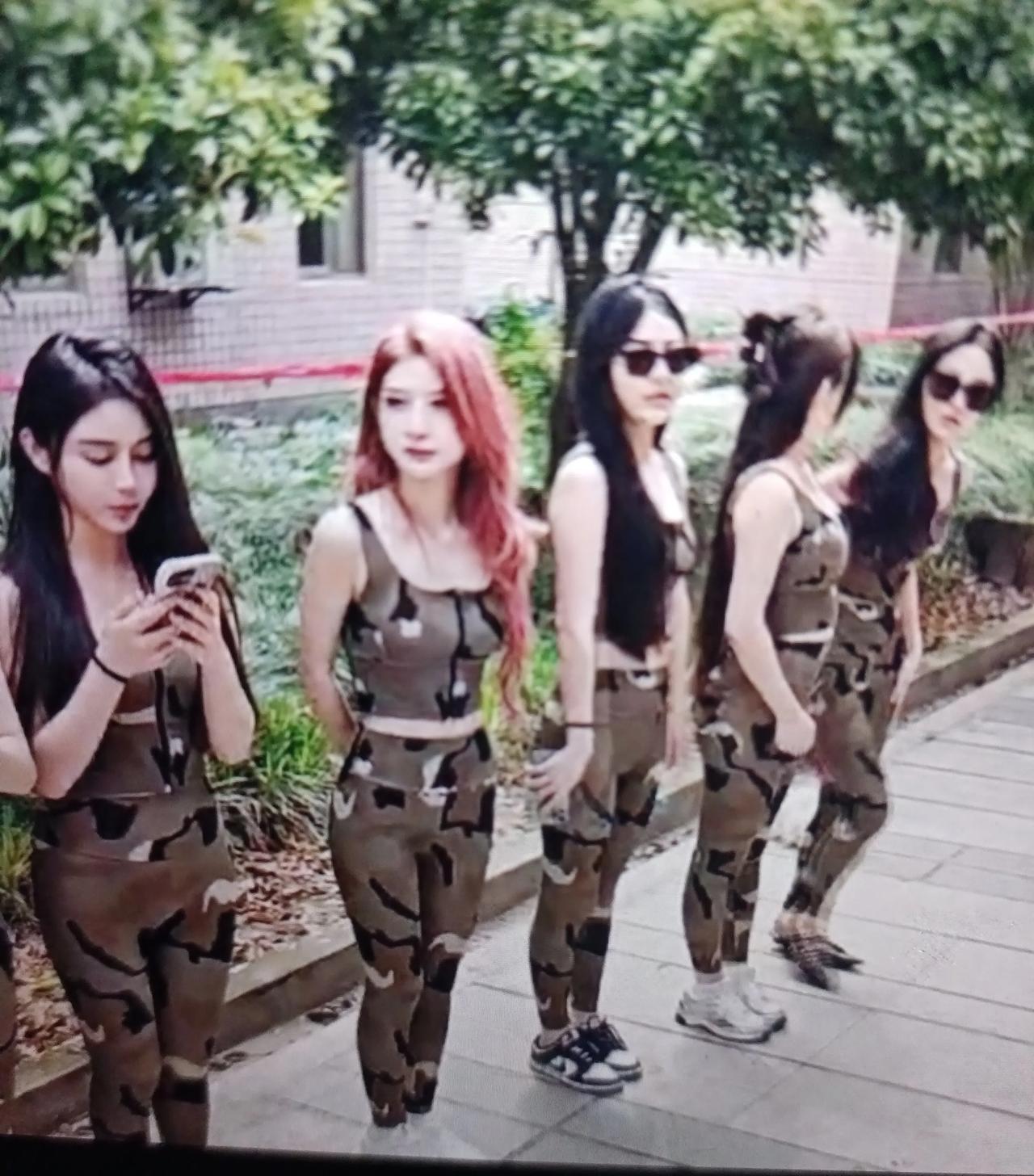 狗牙带头搞擦边可还行？今天无意刷到小小小酷哥的直播间，好像是公司搞团建了，只是这