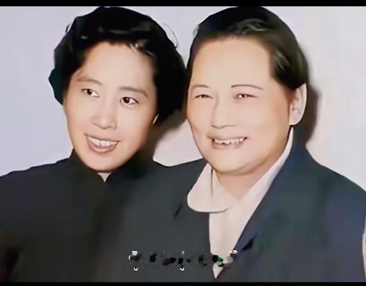 开国典礼上，王光美遇到宋庆龄先生，她们容光焕发，留下了经典的合影，难得一见，无比