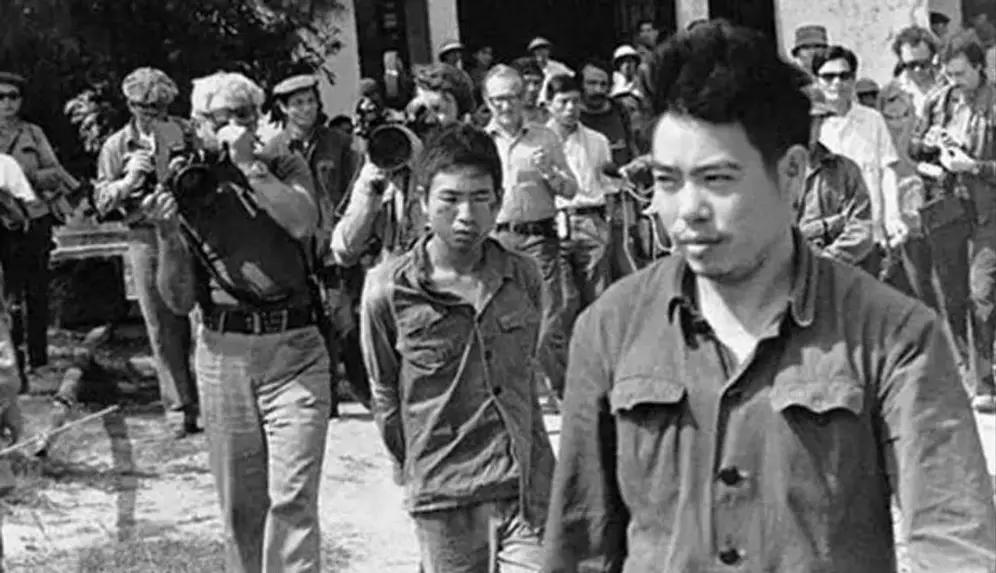 在1979年对越反击战中，冯增敏率全连二百多人投降越军。没被枪毙，回国后得到什么