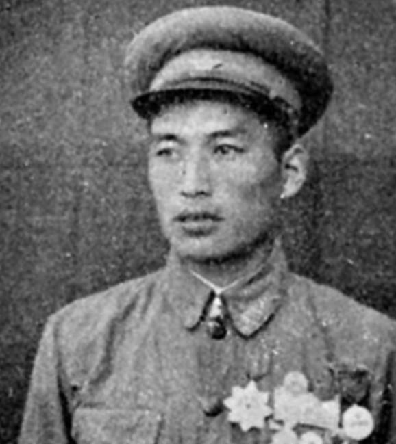 20岁参军，22岁获得一等功勋，24岁因牛棚里无意发现关键之物而名垂青史的传奇人
