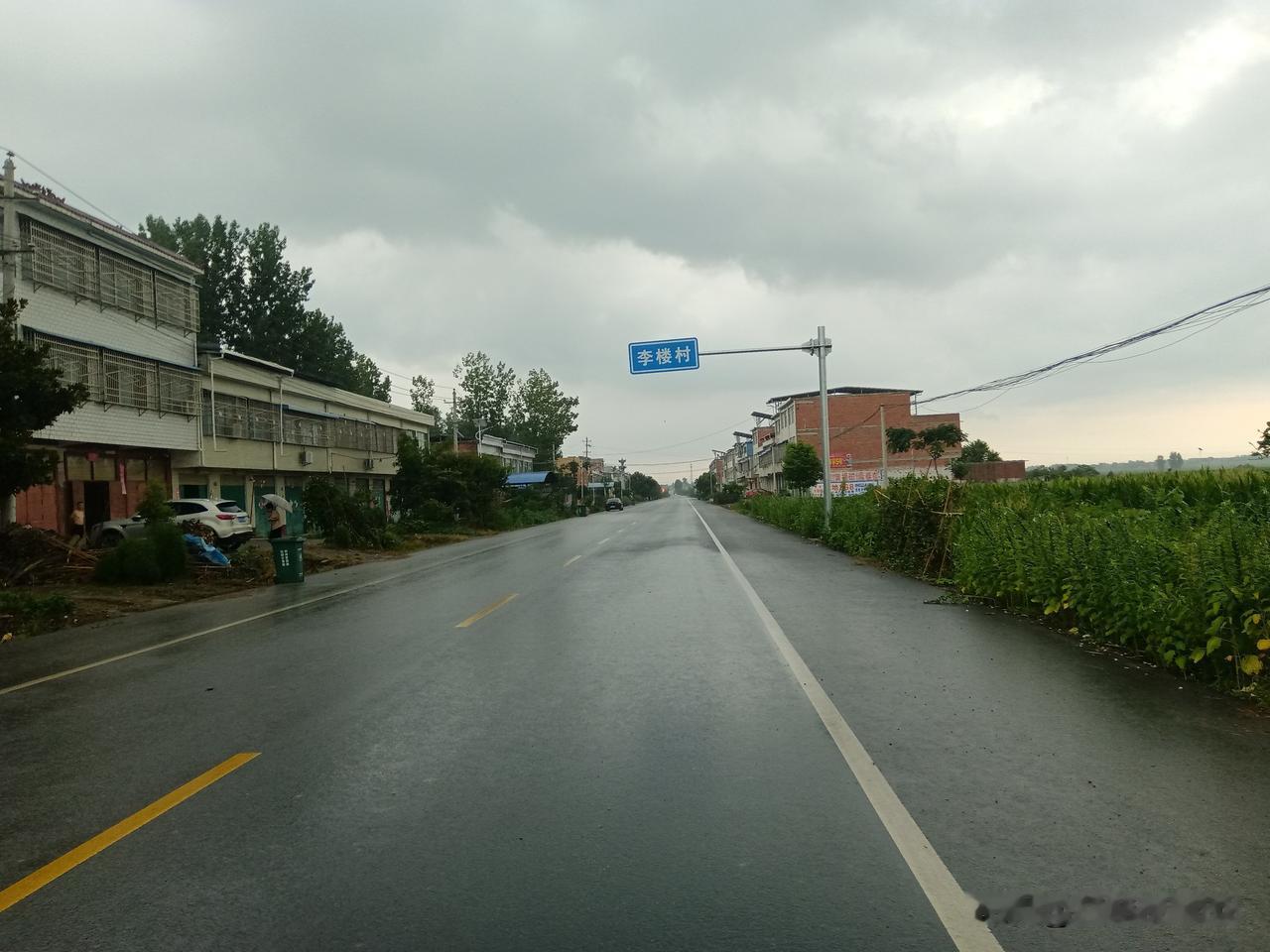邓州终于下雨了，但没有透墒，还有人在浇地。受台风“红霞”的影响，邓州构林，都司，