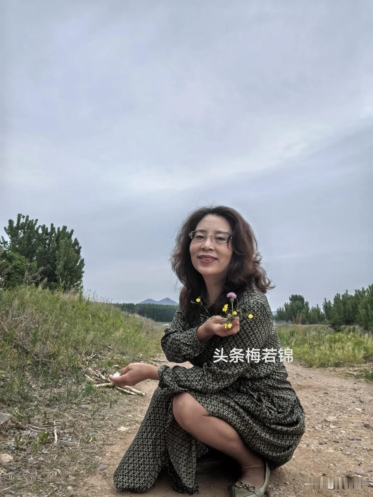 心情烦闷了就一脚油门进山转转。绿色养眼，天地辽阔，牛儿悠然自得，野花像洒落凡间的