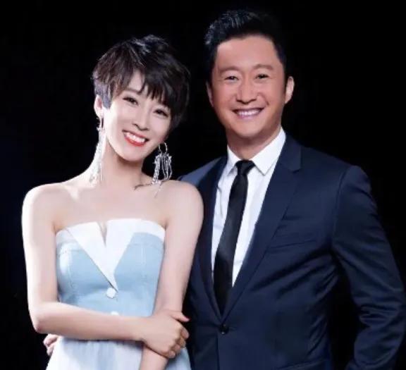 一次，吴京问谢楠：“我那一瓶白酒咋少了一截？”谢楠瞥了他一眼：“我倒了。”吴京气