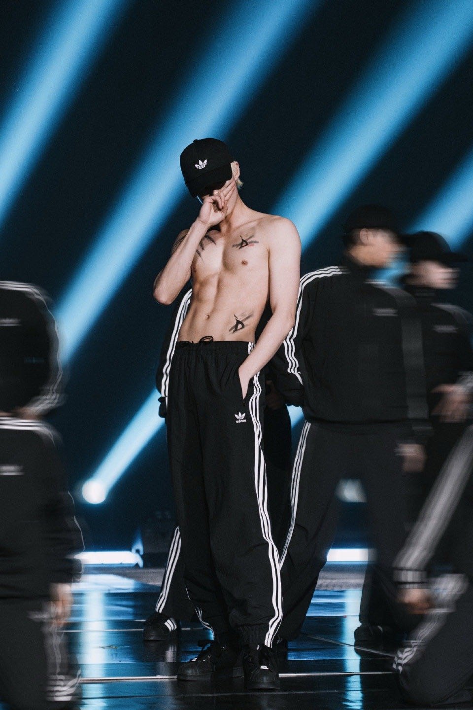 王鹤棣演唱会专门准备了新舞 看他跳新舞时会恍惚：这到底是舞台王者还是邻家学长？动