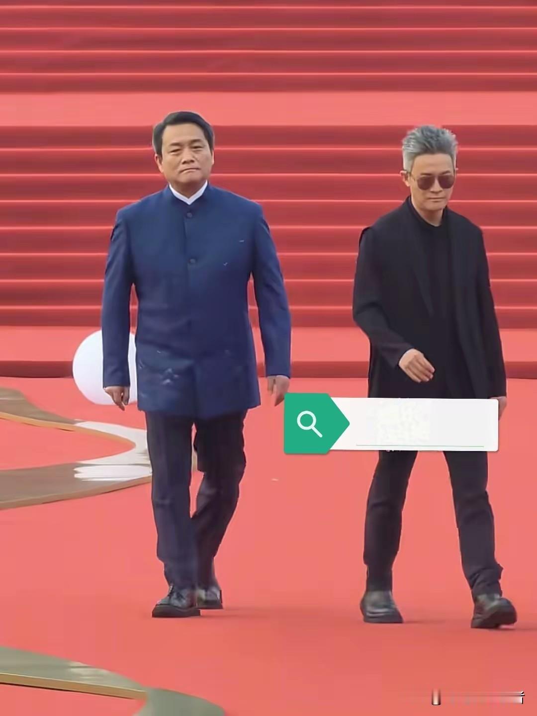 杨志刚真是不拘小节，参加活动走红毯，看到有不属于现场的小棍他很自然的捡了起来，怪