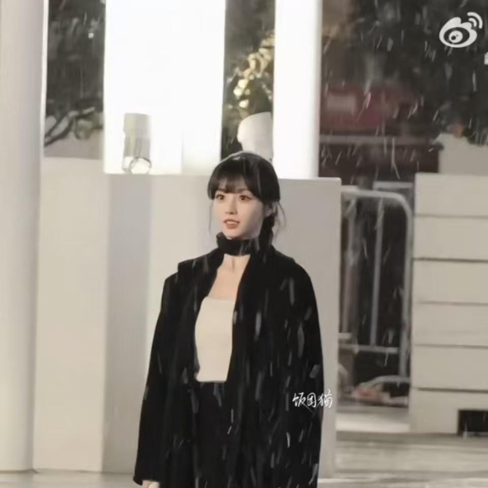 田曦薇天才女友雪中路透田曦薇天才女友雪中氛围感田曦薇天才女友雪中路透，bb好美，