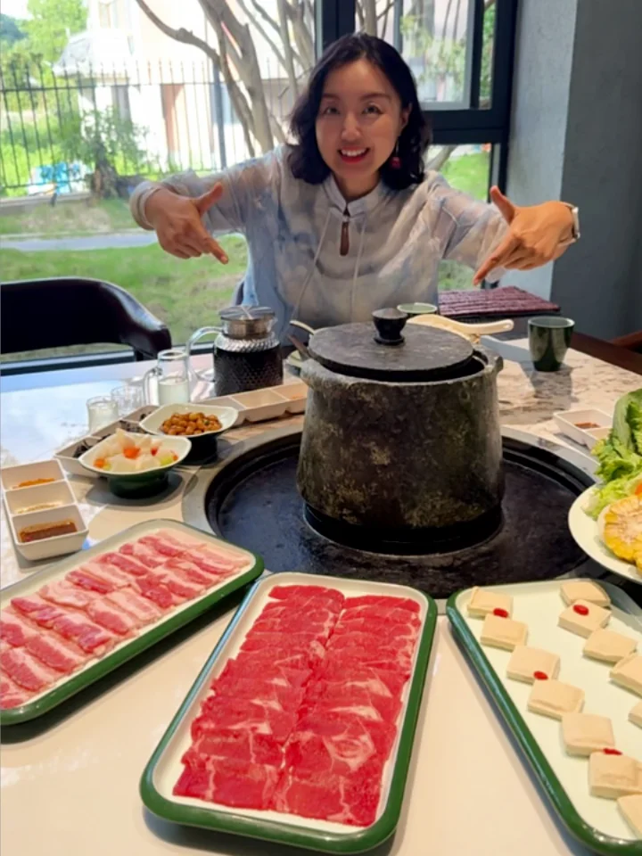 腾冲美食｜菌锅+烤肉！这家火塘餐厅我能N刷