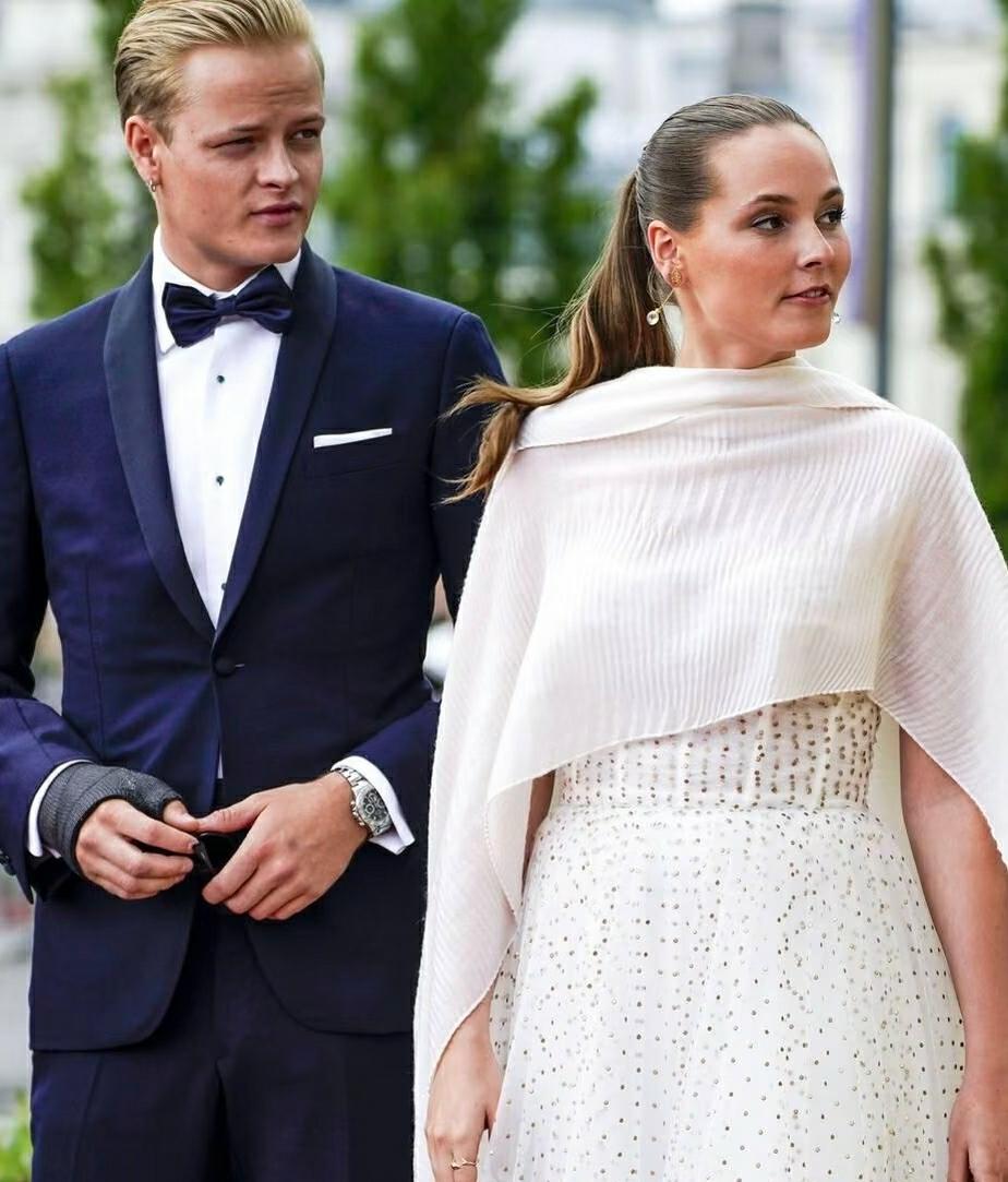 挪威公主（挪威王储和梅特王储妃的女儿）袒护她犯罪的同母异父哥哥，还说媒体网暴她家