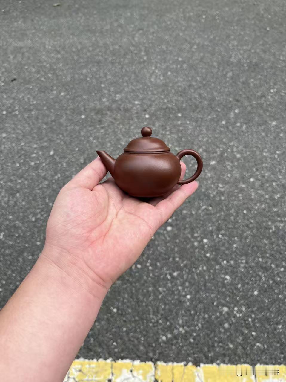 一把壶内壁的凹陷，暴露了它的出身
前两天，一位壶友发来照片，问：“老师，这把紫砂