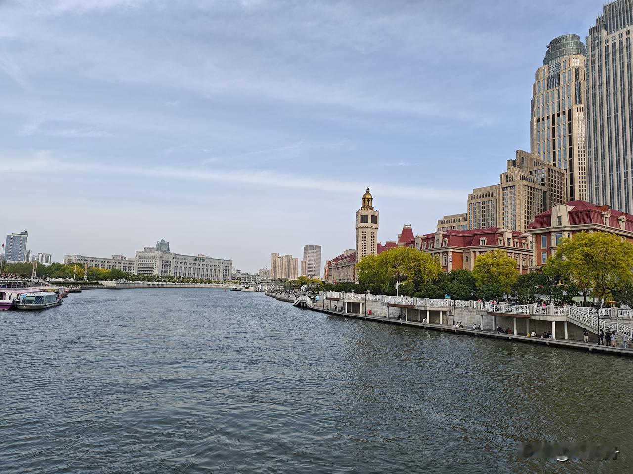 一条海河，东西横穿解放铁桥，集聚了天津的魅力风华。

       海河两岸，东