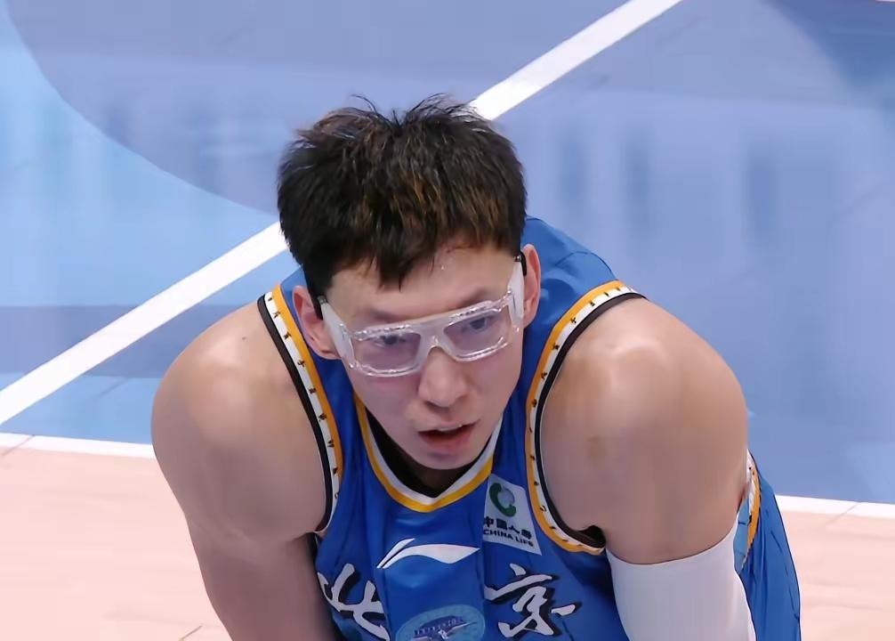 CBA赛场，北京队主场输山西队，就知道周琦有多重要。第三节打的正好的周琦，被换下