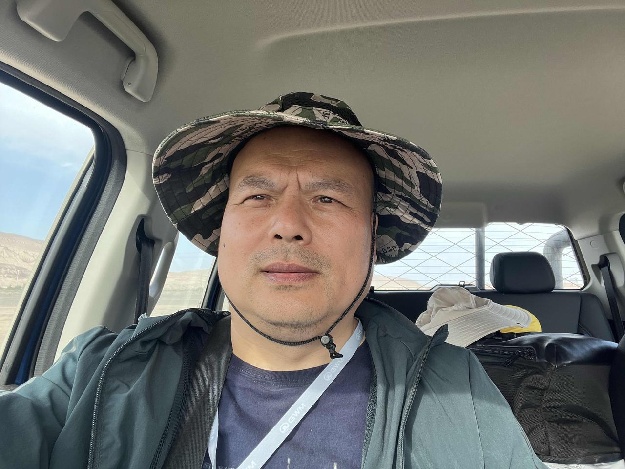 收车点还在等车手！赛车受伤了，沙漠里修复后正在往收车点赶！后天是魔鬼赛段～距离比