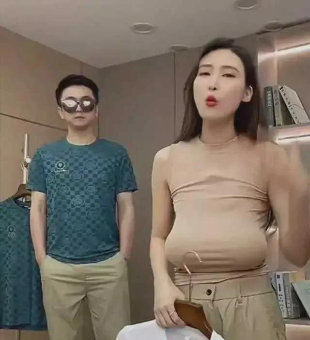 尴尬！直播假胸掉到肚子上

现实和网络世界并不像我们想象中那样完美，总会有一些不