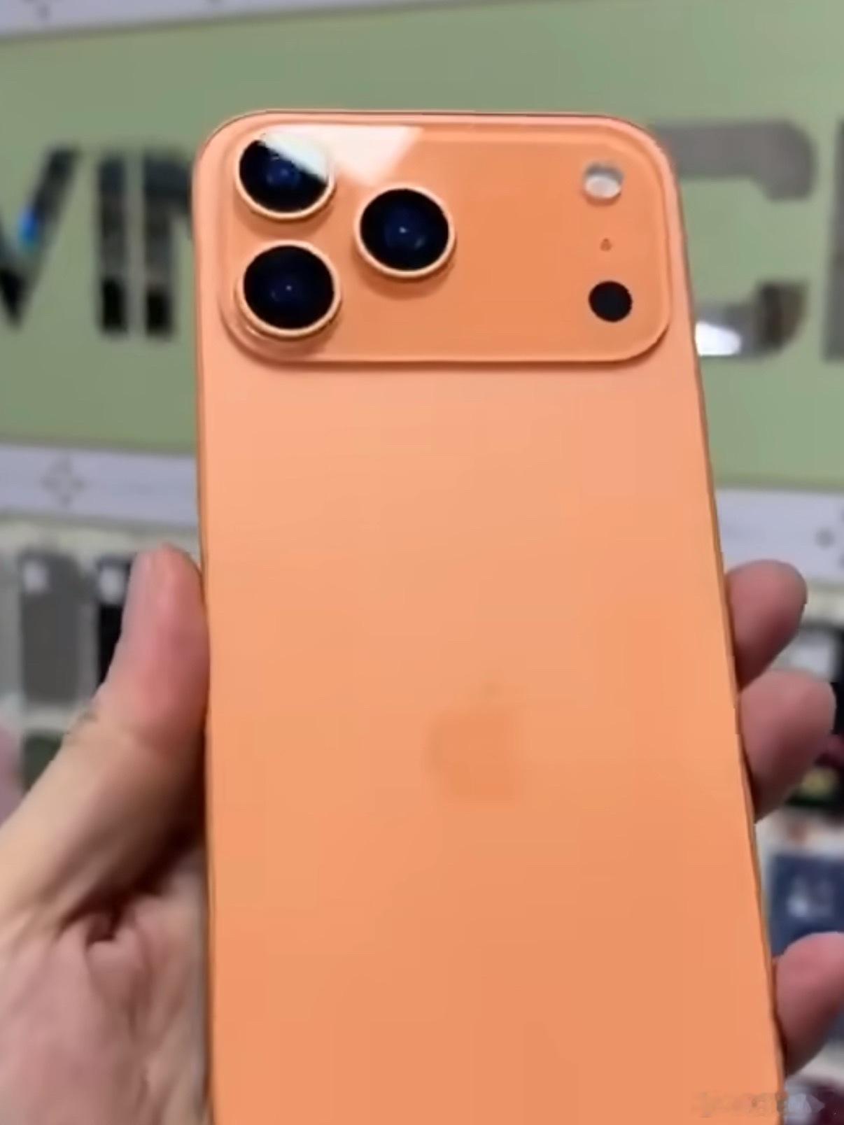 橙色版iPhone17Pro机模，色差和渲染图有点大啊。渲染图让人想到爱马仕，机