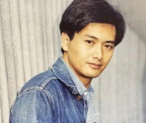 文质彬彬年轻时的周润发迷倒多少少女[微笑]同时也以其冷酷的角色深入人心。他的风格