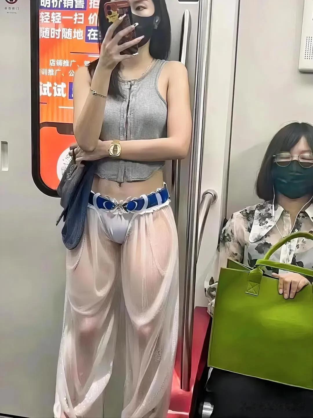 佩服不？这妆扮出门，也没了谁了。这样穿，美吗？我看不出半点美感，有人说我老了，跟