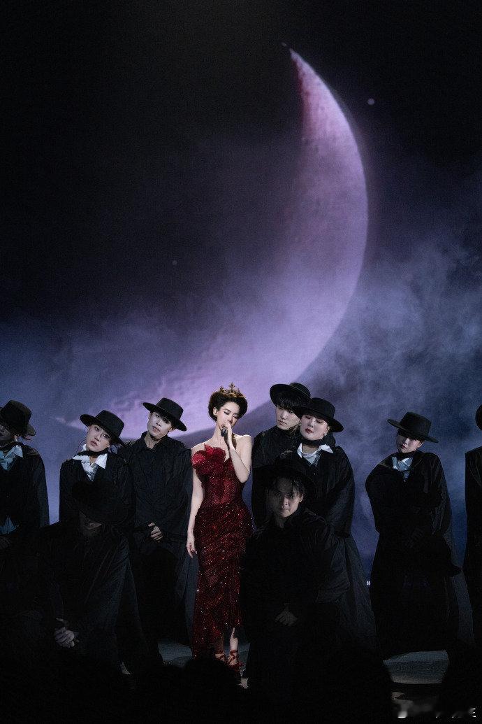 戚薇审美还是太超前了 六年后舞台依旧美艳有力量💃从黑暗中找到自己，氛围感拉满！