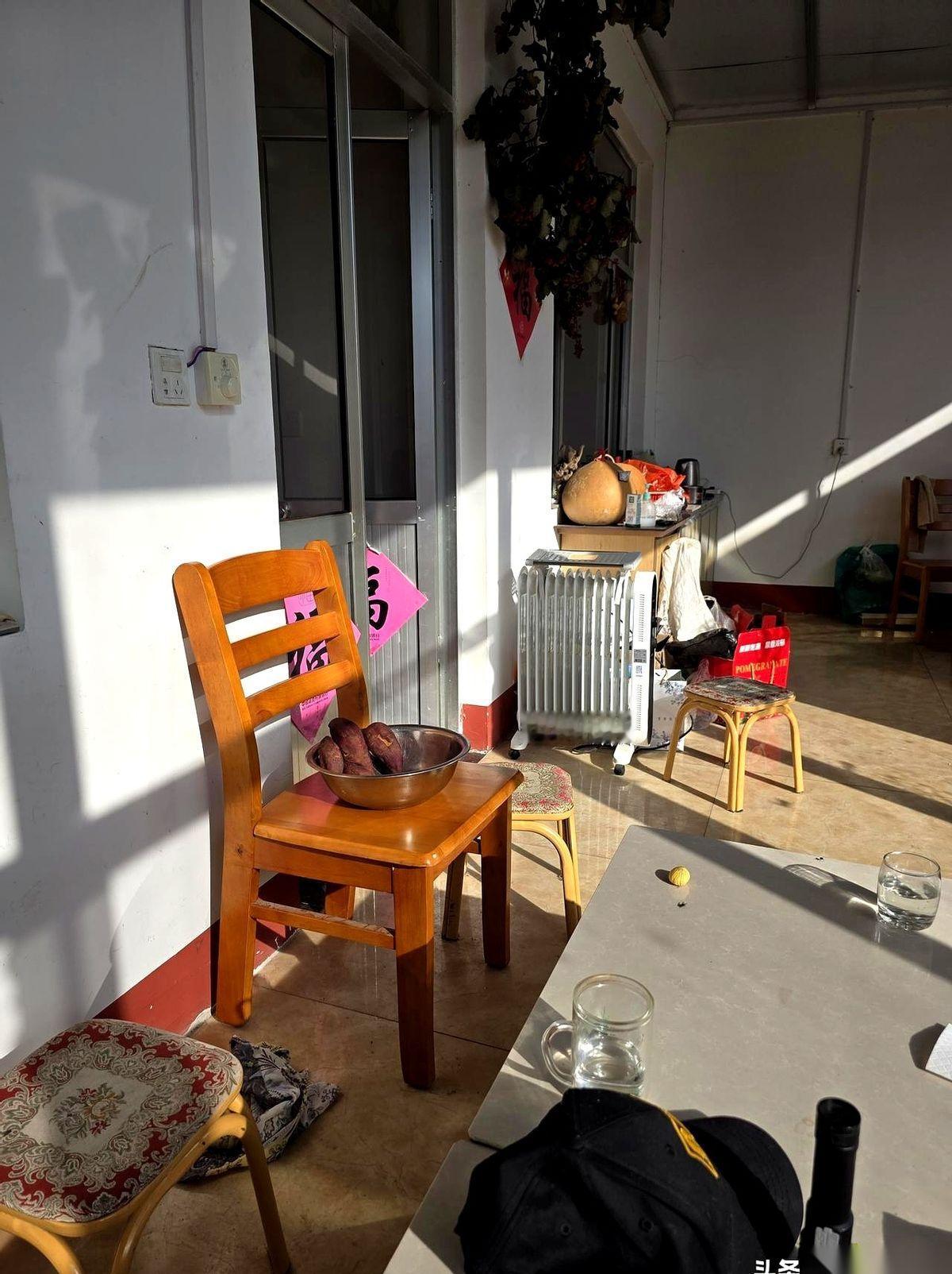 侄子一个电话打过来，说，姑父，我爸周五上坟。
我脑子“嗡”一下，才反应过来，大哥