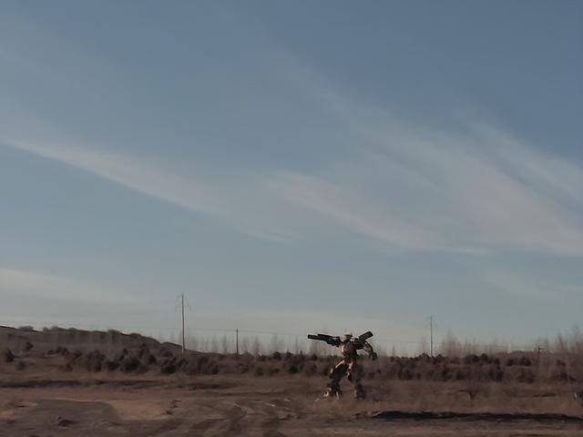 中国军用机器狼亮相阅兵后在 76 集团军服役，演习中提升分队战斗力、降低伤亡率。