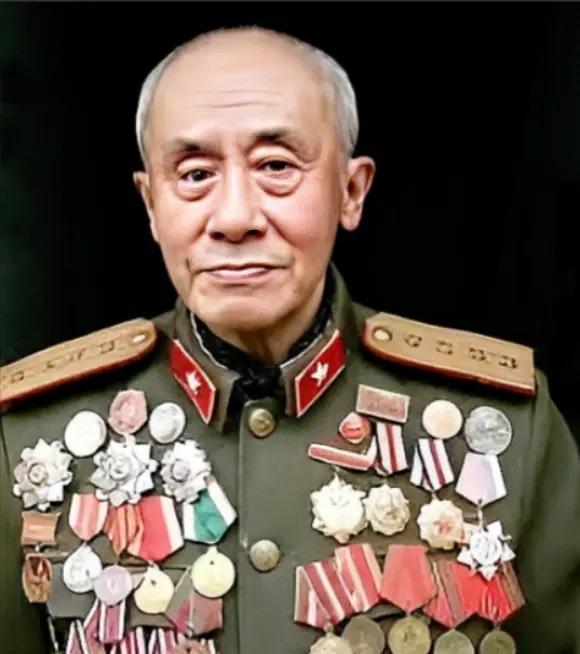 1938年，八路军排长肖万世因手下小战士捅死挑衅的日军俘虏，被上级以驭下无方撤职