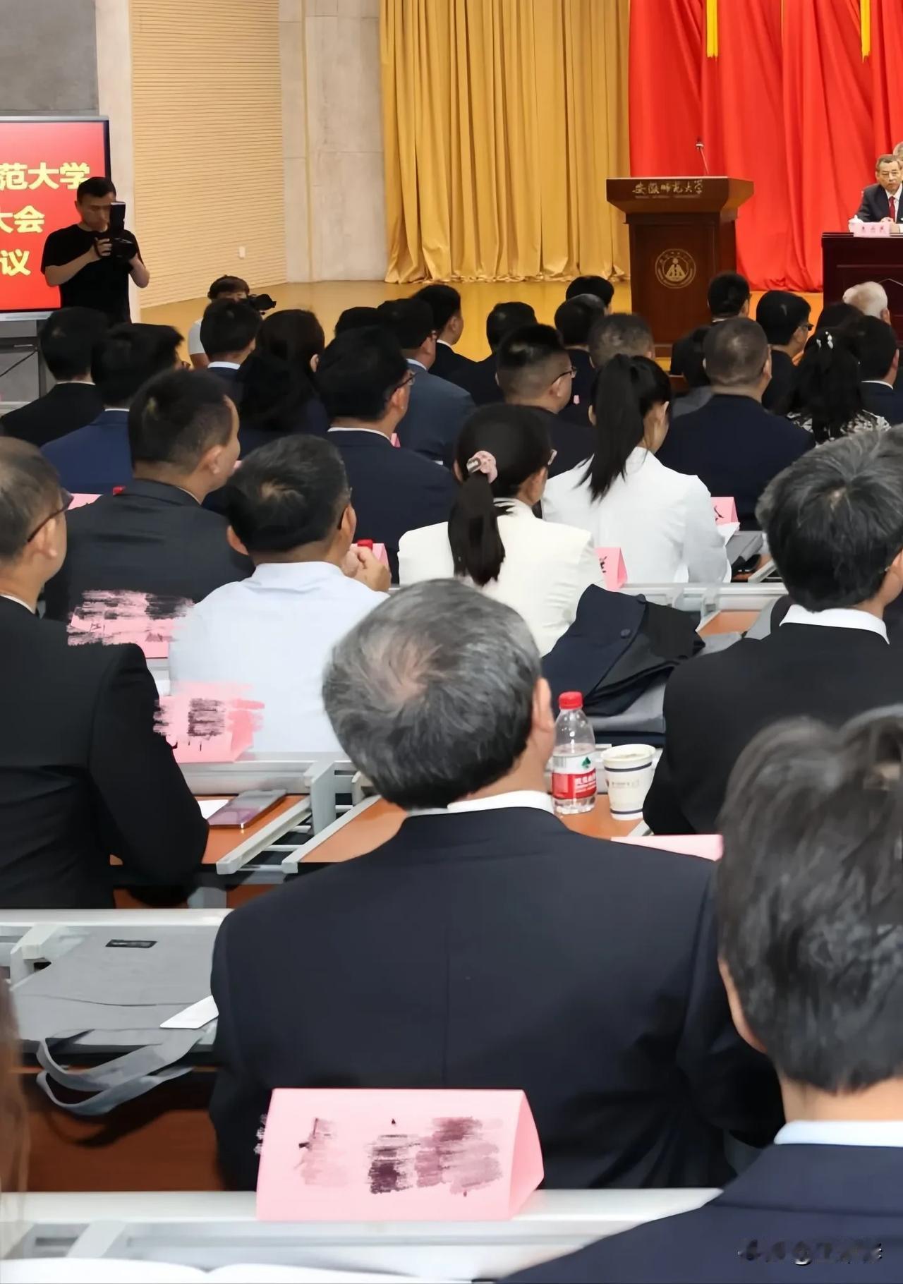 还得是网络舆论，猥亵女生的安徽师大老师忐忑了2天，这次彻底死心，摸黑卷铺盖走人了
