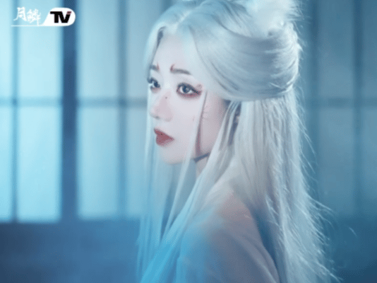 月鳞绮纪狐妖妆仿妆已经有人开始仿月鳞狐妖妆了 路透期就有仿妆，开播后更火！狐妖造
