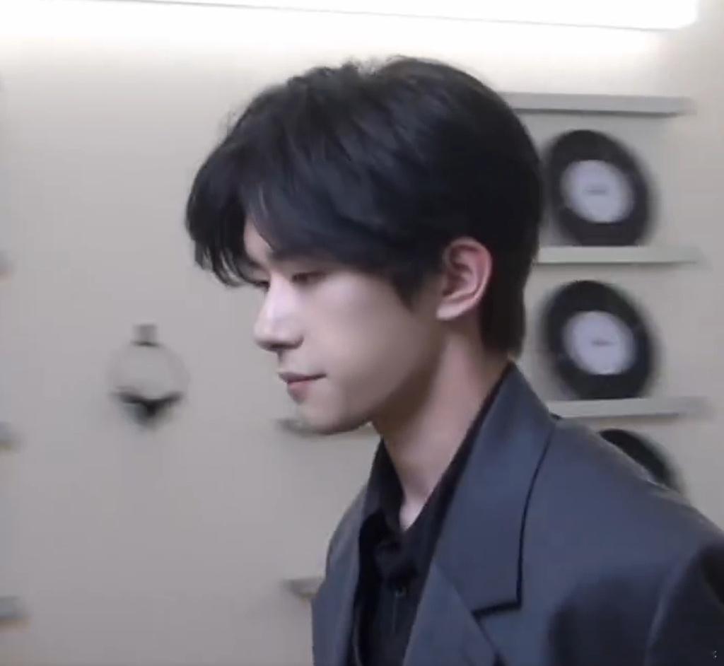 #易烊千玺皮质小马甲##谁懂易烊千玺转戒指那一下# 易烊千玺此次的装扮简直是视觉