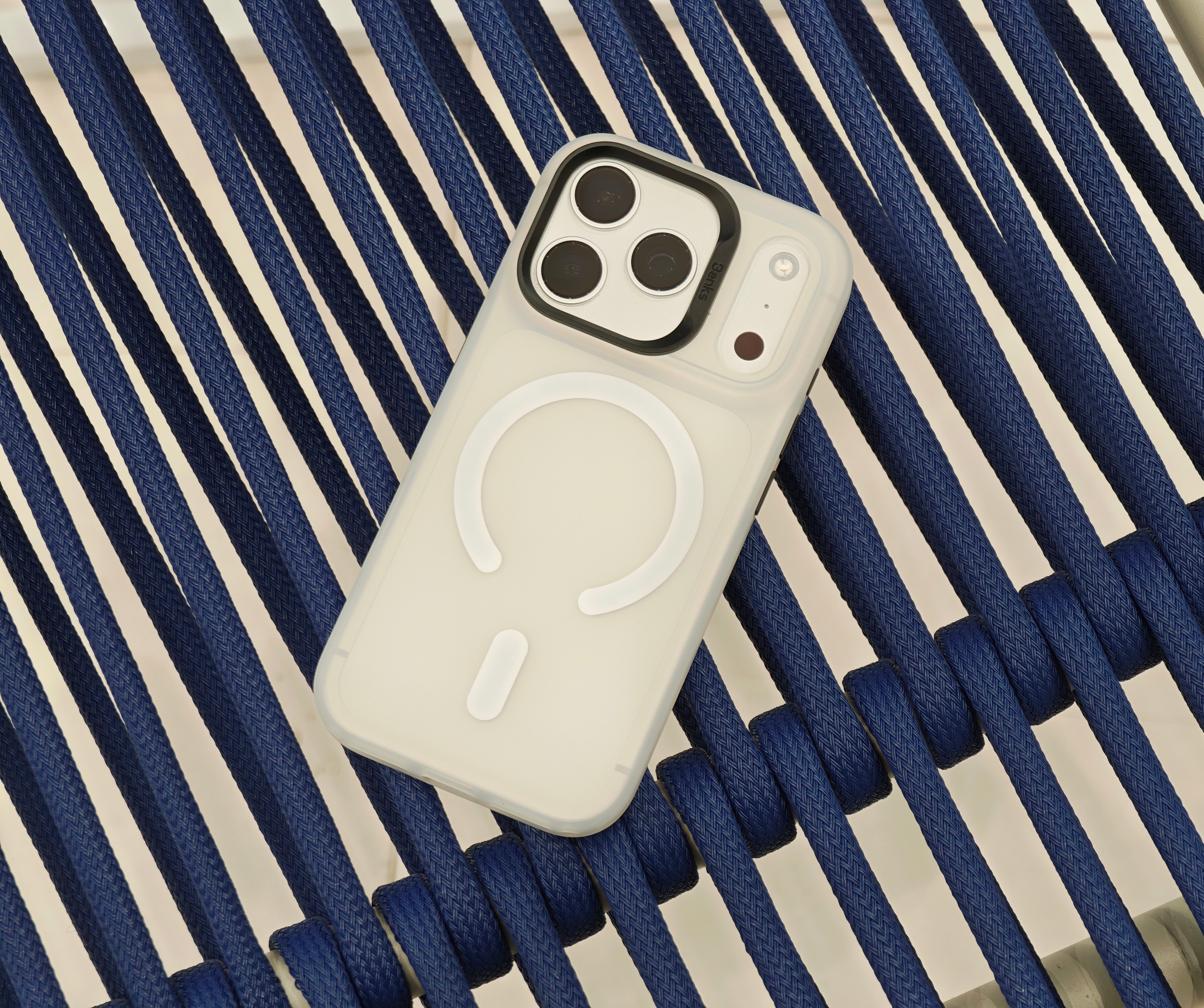 这几天在用的手机壳儿～来自 Benks 家的轻砂壳 ， 这透白壳有意思啊，属于低