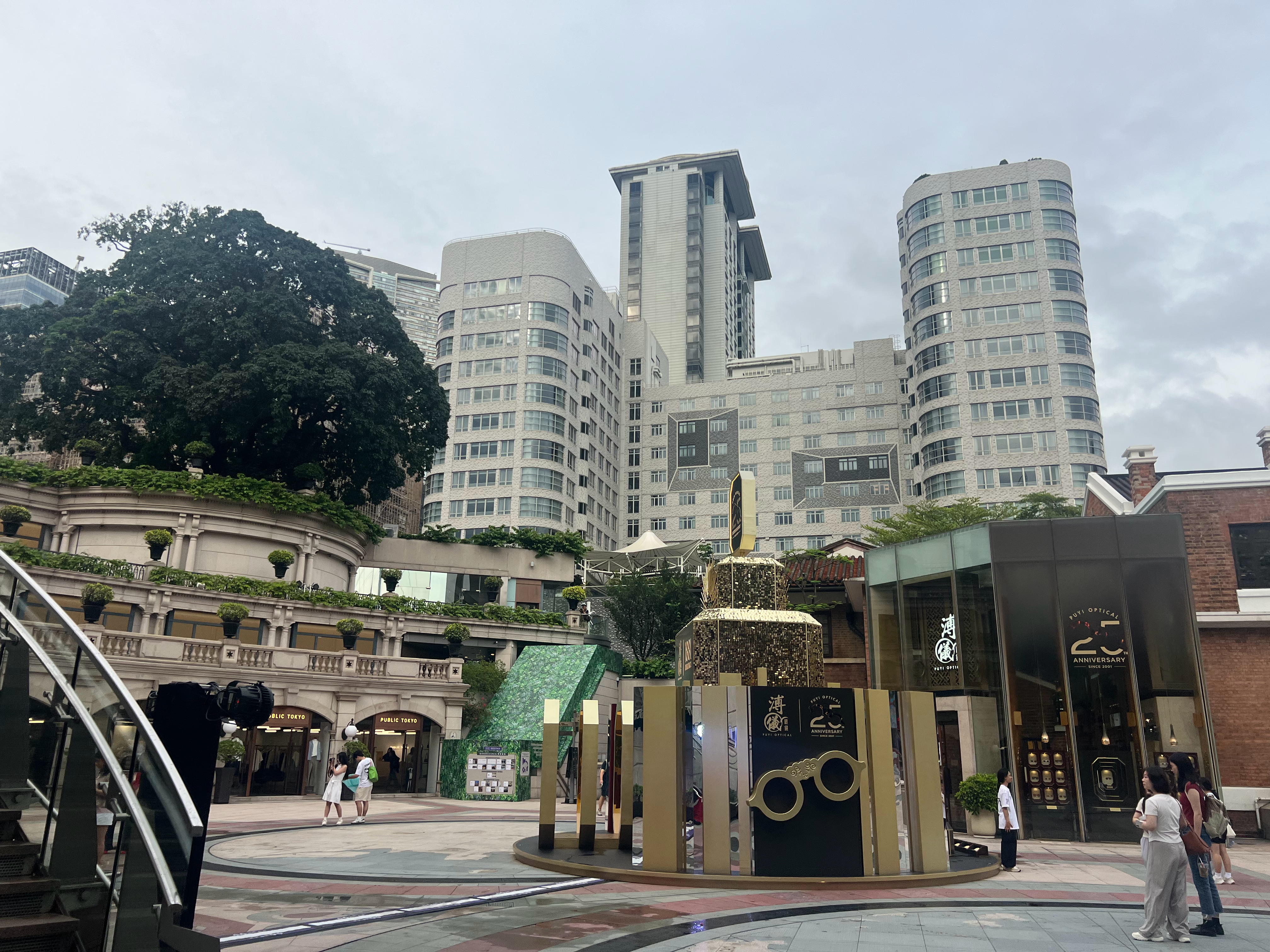 不必奔赴远方，楼下晚风、街边晚霞、路边草木，出门走走，日常也藏着很多小美好。人就