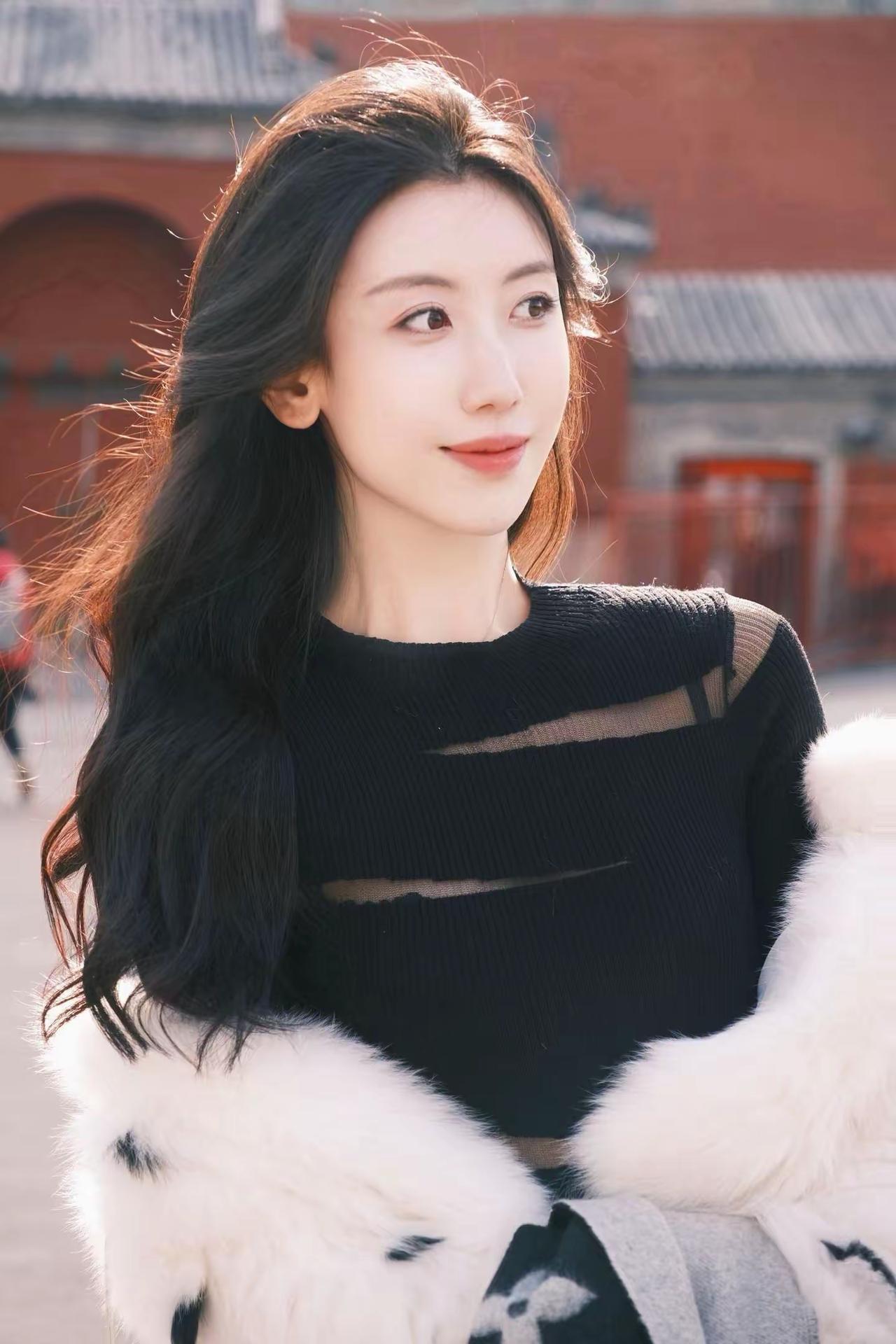 檐上三寸雪，人间惊鸿客。