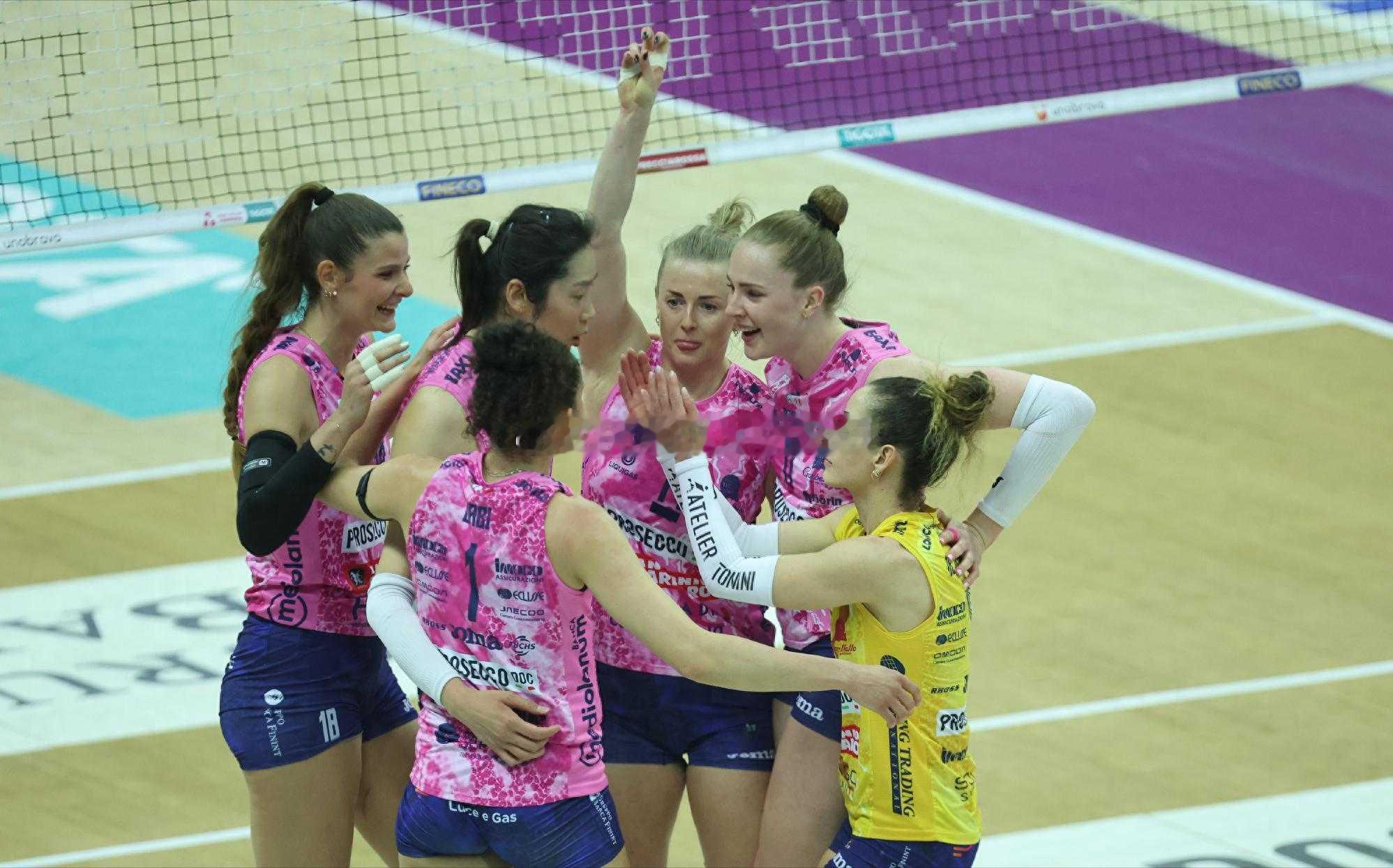 女排留洋已斩获第4冠！朱婷冲击赛季海外军团第5冠，登上获胜海报25-26赛季意大