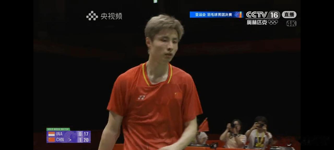 亚运会羽毛球男团决赛，石宇奇率先登场，2:0拿下印尼对手，为国羽男团打响决赛第一