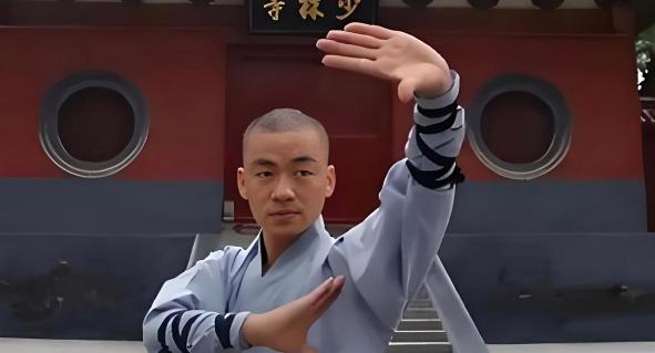 [微风]一次，郭德纲问王宝强：“你在少林寺练了6年武术，那你最多能打多少人啊？”