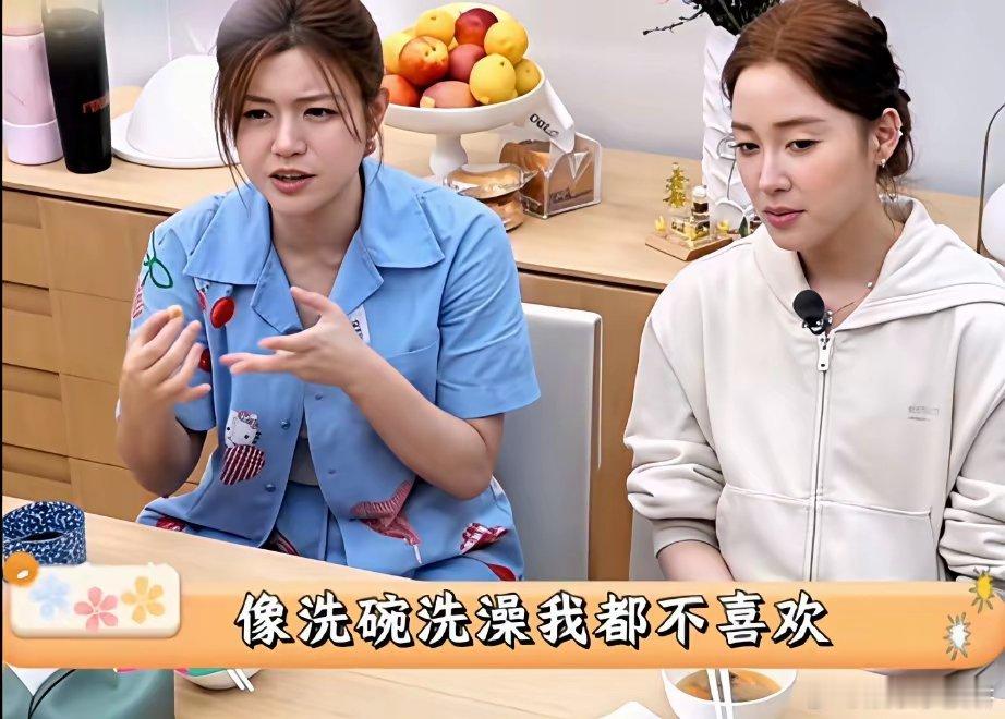 陈妍希很怕帮儿子洗澡，洁癖好严重！不管是帮儿子洗澡还是洗别人吃过的碗，她都忍受不