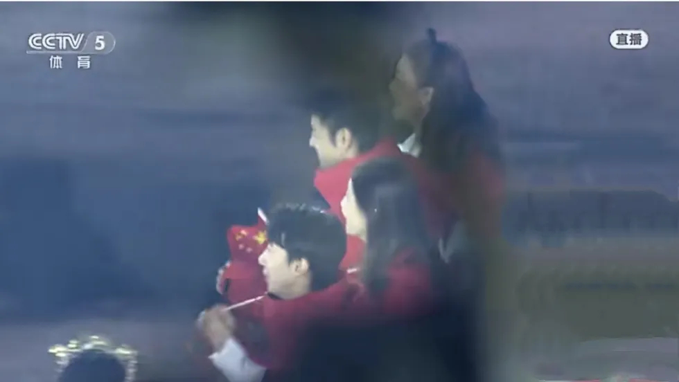 宁忠岩徐梦桃亮相冬奥会闭幕式35岁五届冬奥的桃姐卫冕空中技巧金牌；宁忠岩打破奥运